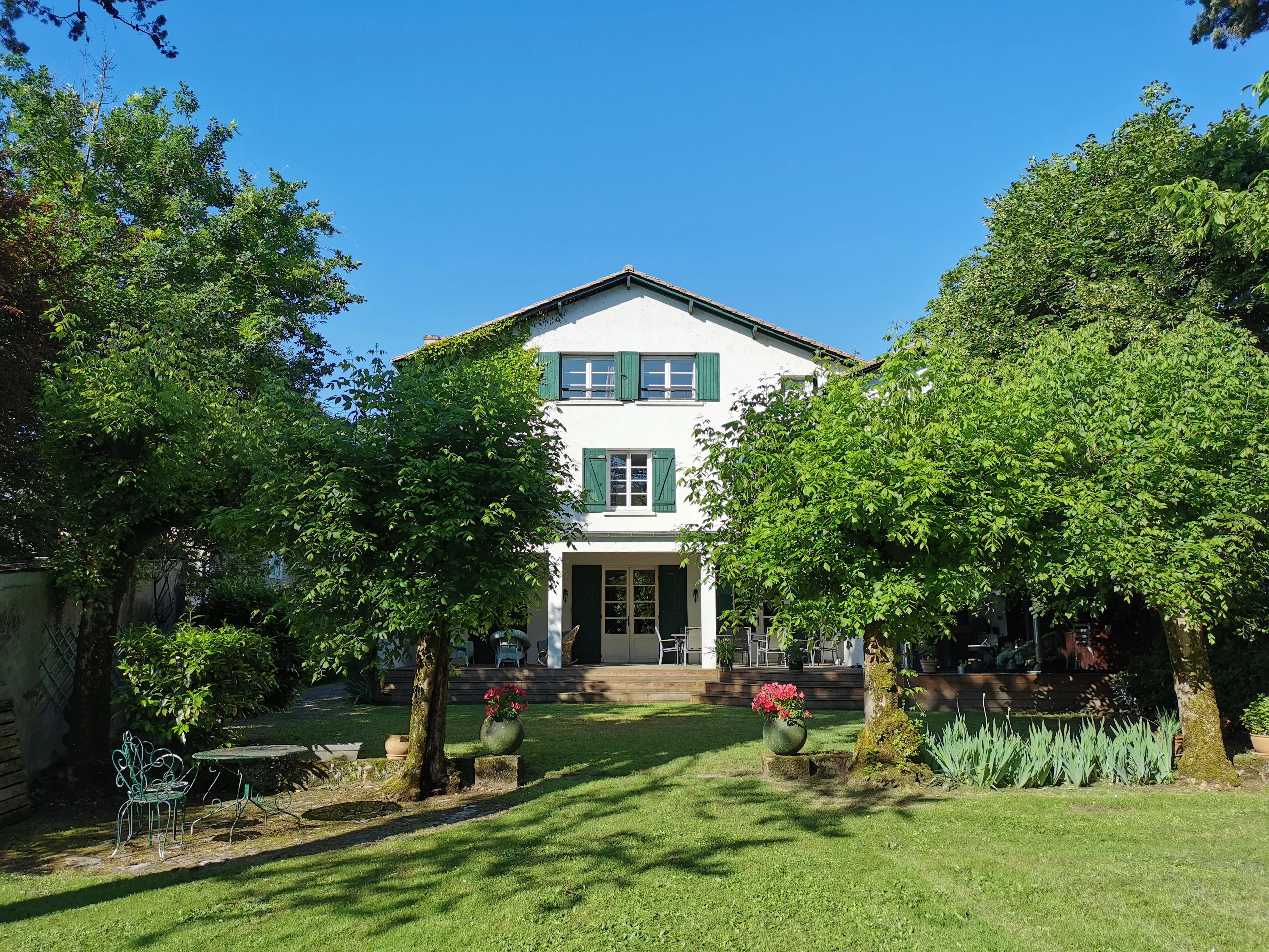 Belle propriété de 8 chambres sur beau parc paysager avec piscine, dépendances et accès rivière