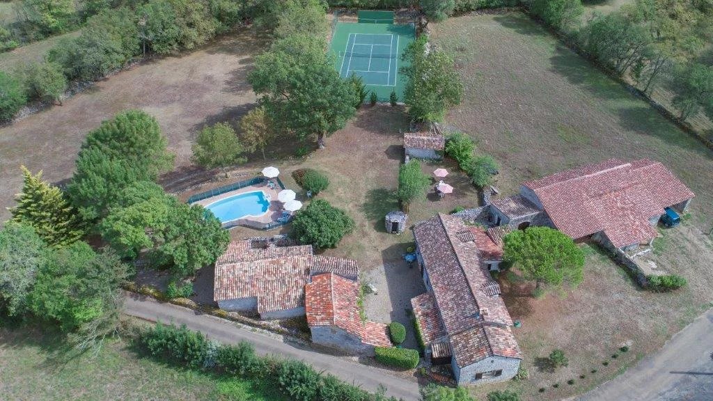 Ferme en pierre et maison d'hôtes indépendante sur un terrain d'un hectare avec piscine et court de tennis.