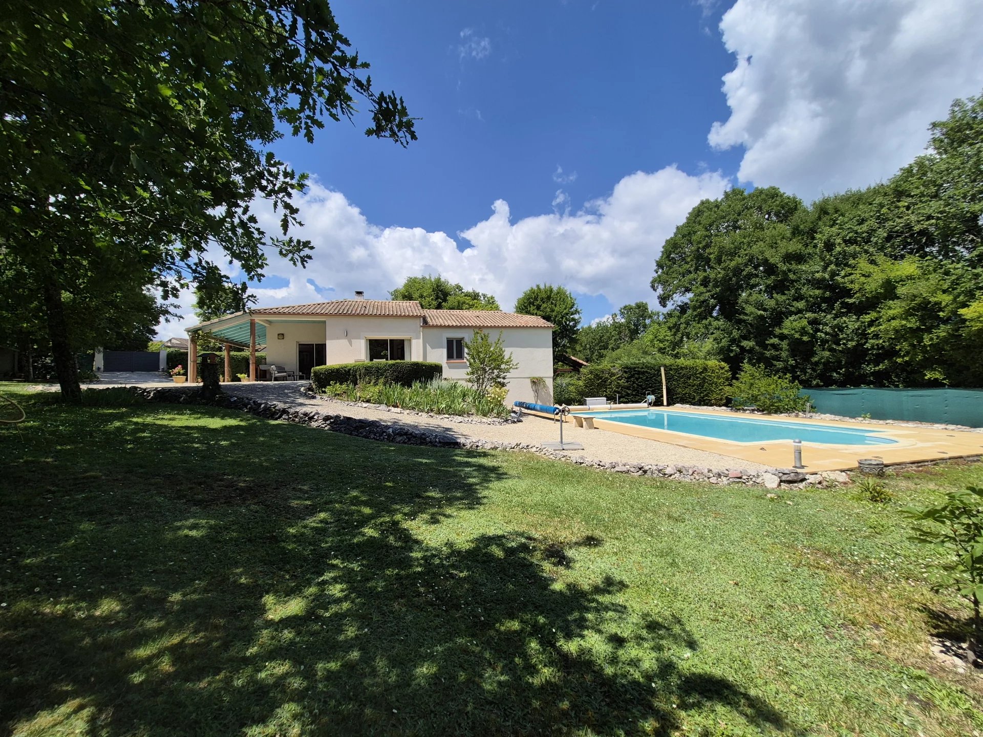 Lovely contemporary house with pool near Cahors