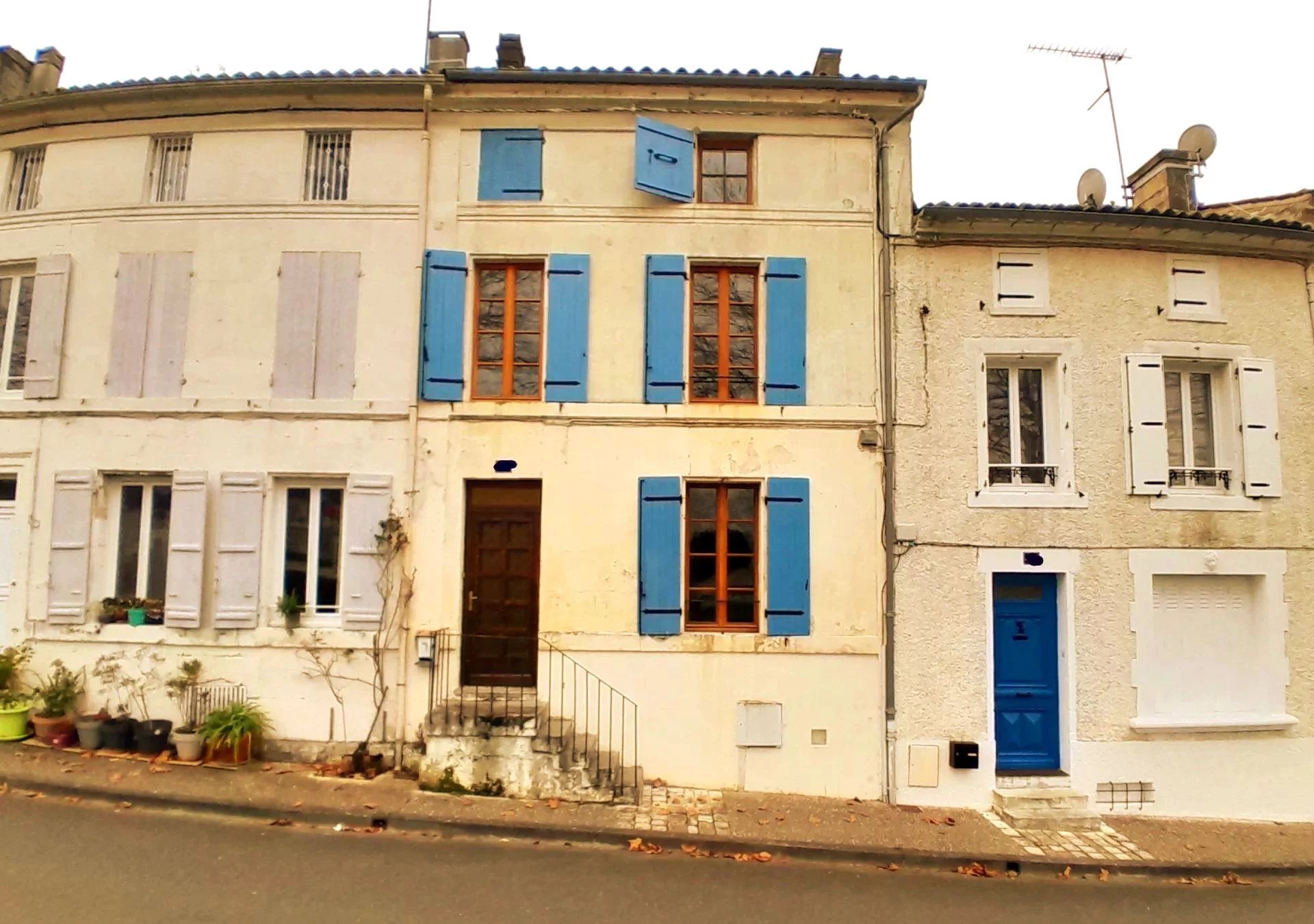 Maison d'habitation en bordure du centre de Jarnac avec une cour