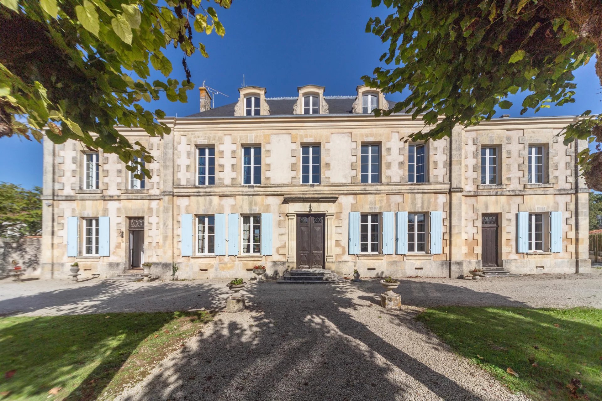 Elégant château avec piscine et bâtiments du domaine