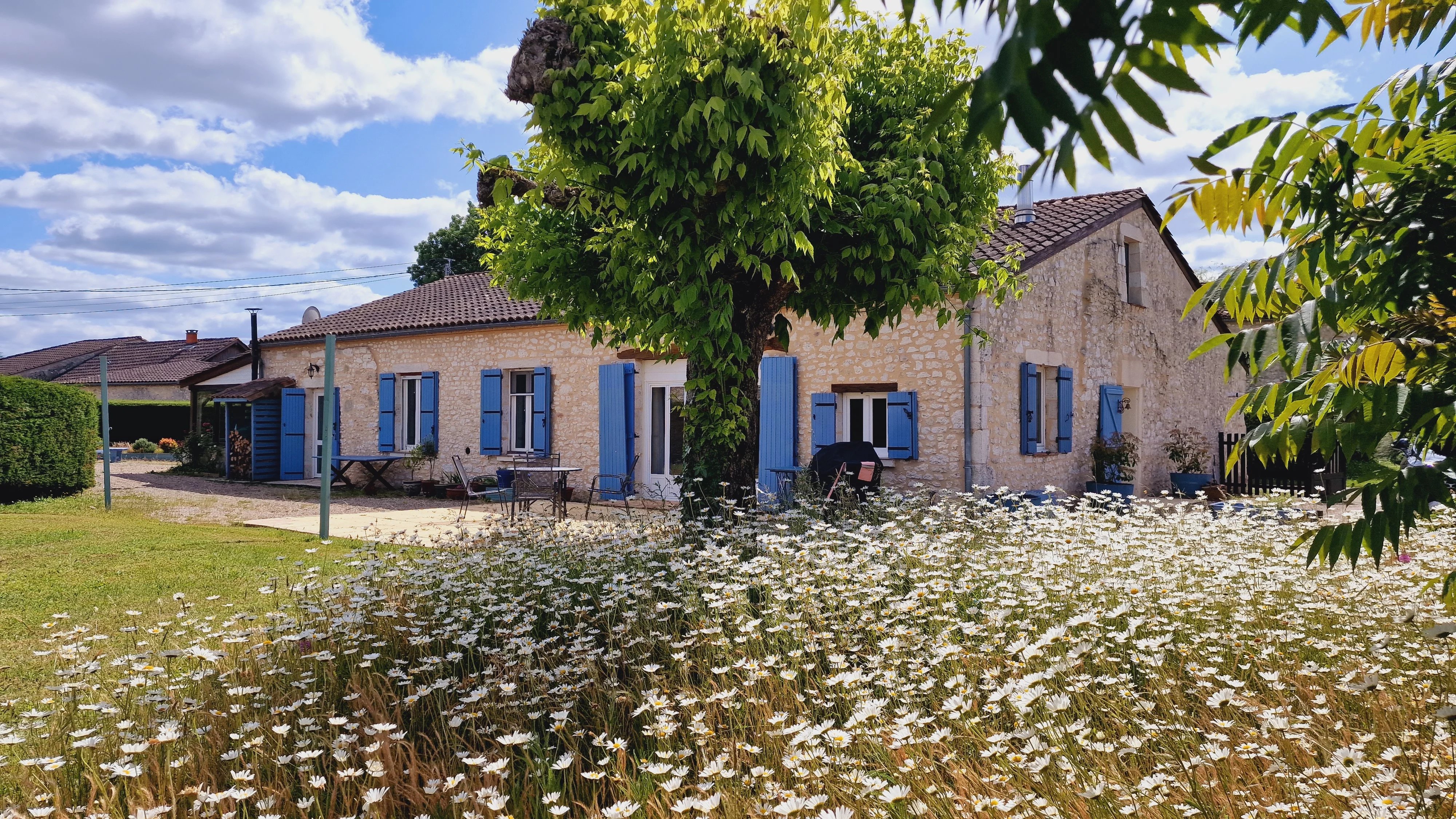 4 bedroom country home with heated swimming pool near Duras
