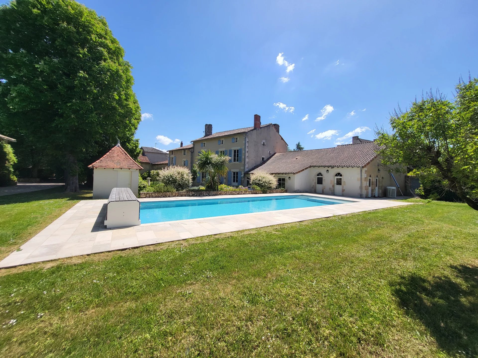 Propriété de charme avec deux maisons et un vaste jardin au cœur de Saint-Savin