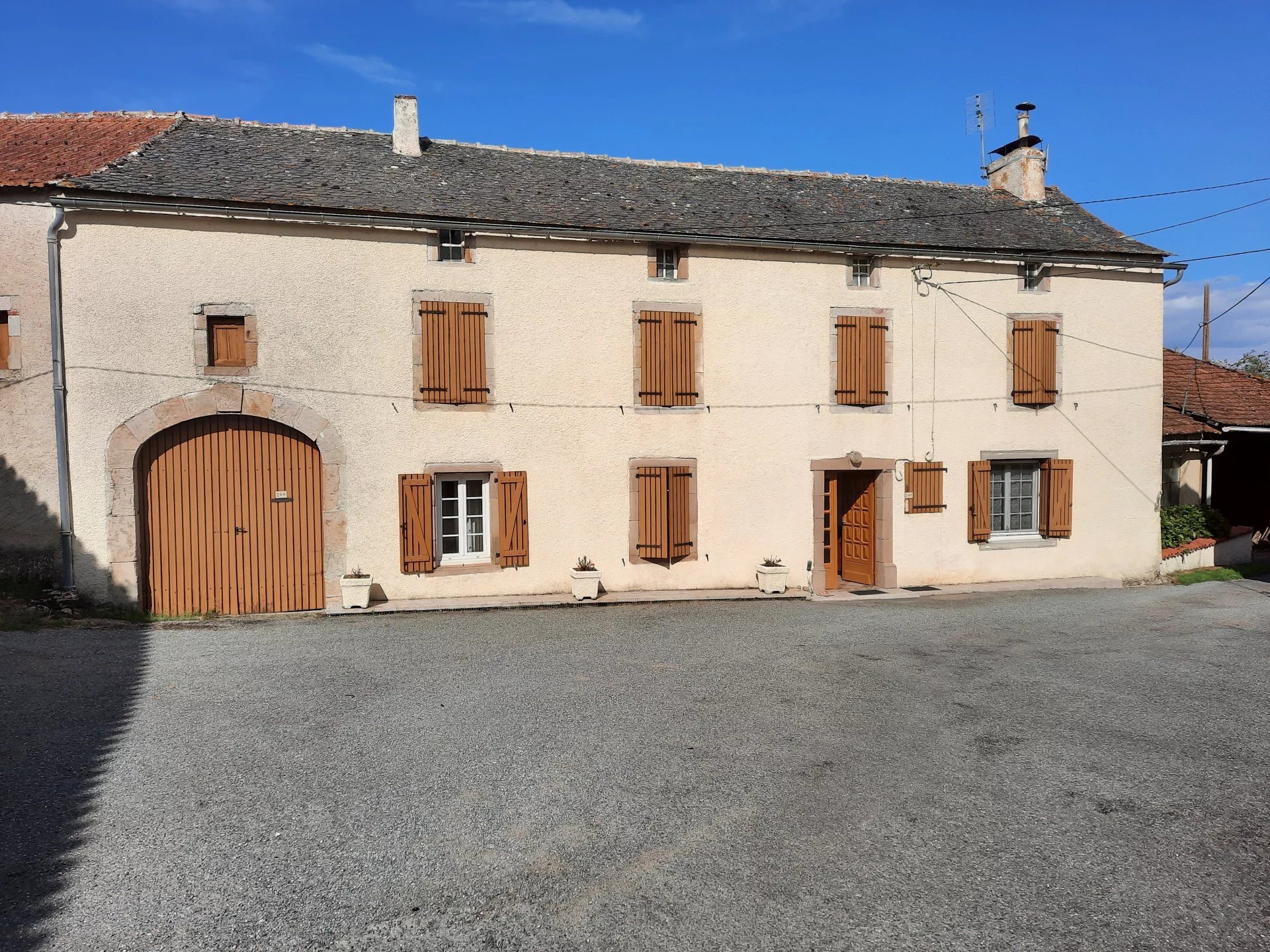 Grand corps de ferme avec cour intérieure