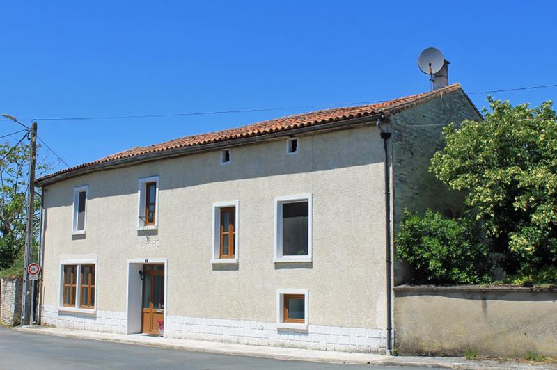 Large renovated house with 3 bedrooms, 3 bath/shower rooms,