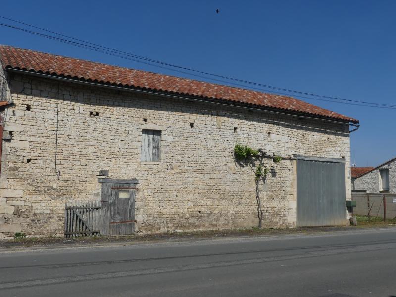 Stone barn sitting in a plot of almost 1500 m2